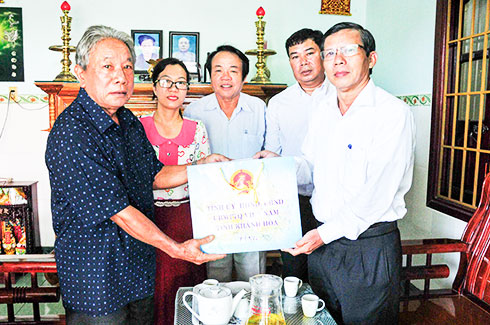 Ông Trần Ngọc Thanh thăm, tặng quà ông Lê Nhật Phối.