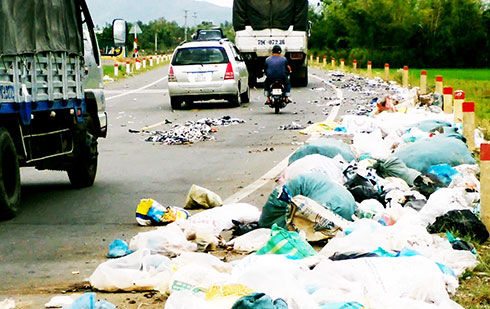 Rác tràn ngập Quốc lộ 26