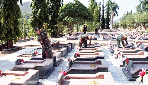 Quét dọn sạch sẽ khuôn viên các phần mộ liệt sĩ.