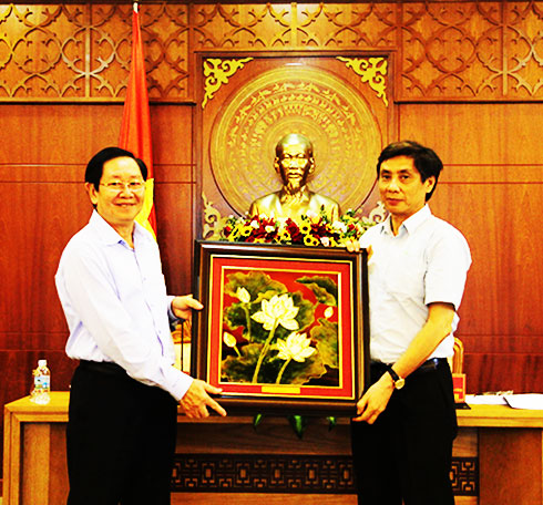 Ông Lê Vĩnh Tân (trái) tặng quà lưu niệm cho lãnh đạo tỉnh.