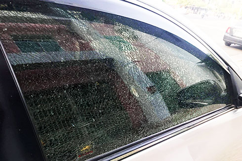 Đập cửa kính ô tô để trộm cắp