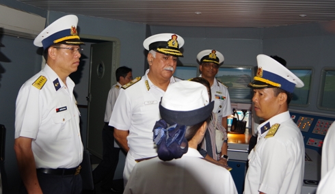 Đoàn thăm Trung tâm Huấn luyện mô phỏng của Học viện.