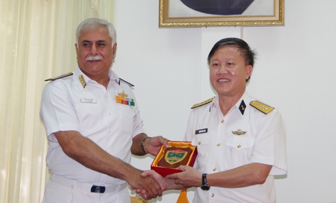 Đại tá Nguyễn Văn Lâm tặng biểu trưng Học viện cho Phó Đô đốc G.S. Pappy.