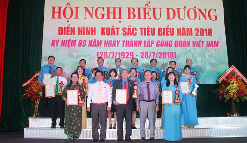 Lãnh đạo tỉnh Khánh Hòa và Liên đoàn Lao động tỉnh biểu dương những tập thể, cá nhân điển hình tiêu biểu.