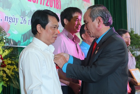 Đại diện Liên đoàn Lao động tỉnh trao kỷ niệm chương vì sự nghiệp công đoàn cho các cá nhân có nhiều đóng góp.