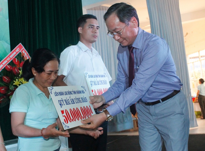 Ông Nguyễn Đắc Tài trao hỗ trợ xây mái ấm cho các đoàn viên.