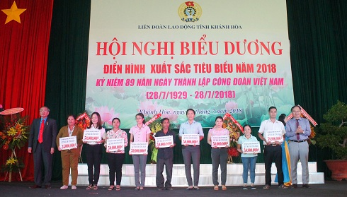 Trao hỗ trợ xây mái ấm cho đoàn viên khó khăn.