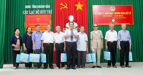 Đại diện Công ty Yến sào Khánh Hòa tặng quà cho các thương binh.