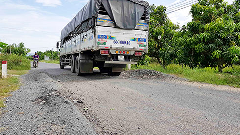 Cam Lâm: Đường hỏng vì xe quá tải