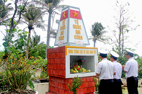 Đại diện Lữ đoàn 146 dâng hương tại nghĩa trang ở đảo Nam Yết.