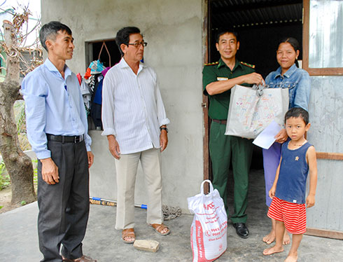 Cán bộ Đồn Biên phòng Cam Ranh tặng quà cho gia đình chính sách trên địa bàn.