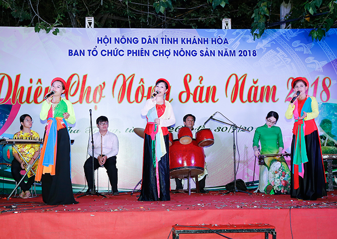 Chương trình âm nhạc dân tộc biểu diễn hàng đêm suốt thời gian diễn ra Phiên chợ.