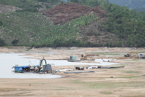 Không cấp mới hoặc gia hạn khai thác khoáng sản