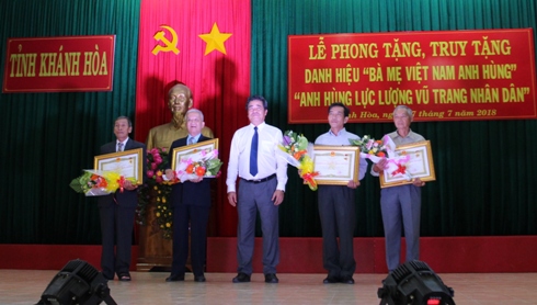 Thừa ủy quyền của Chủ tịch nước, ông Lê Thanh Quang  trao Bằng truy tặng danh hiệu Anh hùng Lực lượng vũ trang cho thân nhân các  Anh hùng liệt sĩ.