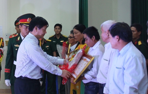 Thừa ủy quyền của Chủ tịch nước, ông Trần Sơn Hải trao Bằng truy tặng danh hiệu Bà mẹ Việt Nam Anh hùng cho thân nhân các gia đình Mẹ Việt Nam Anh hùng.