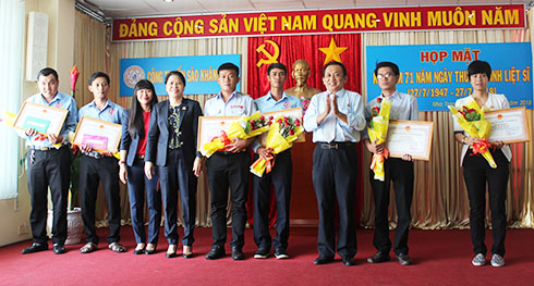 Lãnh đạo công ty trao quà cho các gia đình chính sách.