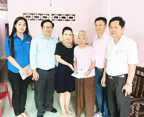 Đoàn thăm hỏi, tặng quà cho mẹ Võ Thị Mận  (phường Vĩnh Hải, TP. Nha Trang).