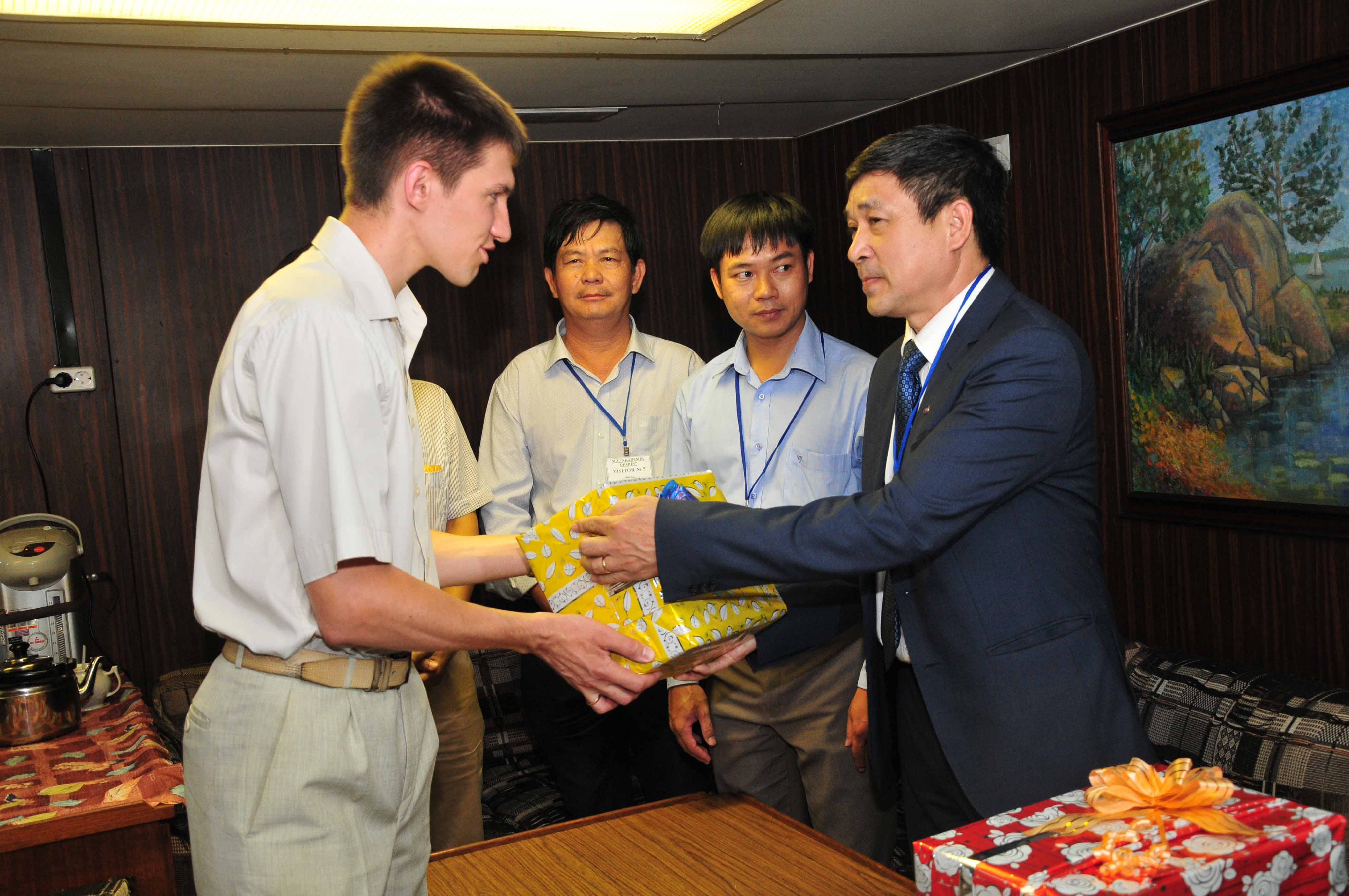 Nha Trang: Đón tàu nghiên cứu khoa học Viện sỹ Oparin