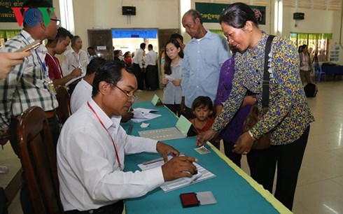 Cử tri Campuchia đến bỏ phiếu.