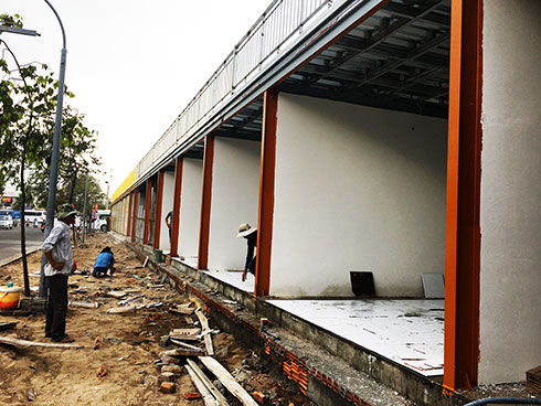 Các ki-ốt mặt tiền đường Hoàng Diệu tại khu vực cổng số 1, sân bay Nha Trang đang được hoàn thiện.