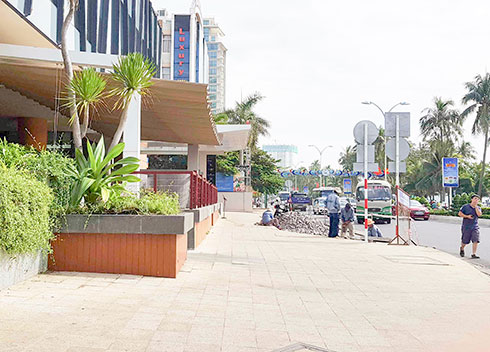 Vịnh đậu đỗ xe trước khách sạn Sheraton Nha Trang  đang được cải tạo thành vỉa hè.