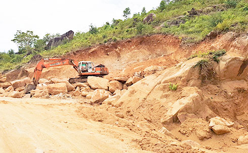 Khai thác đất trái phép ở Cam Hiệp Bắc