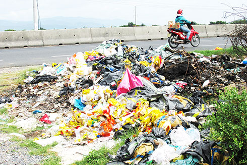 Bãi rác bên quốc lộ