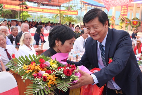 Ông Trần Sơn Hải tặng quà cho Mẹ Việt Nam Anh hùng tại buổi lễ.