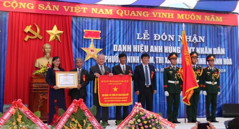 Thừa ủy quyền của Chủ tịch nước, ông Trần Sơn Hải gắn danh hiệu, trao Cờ và Bằng của Chủ tịch nước cho phường Ninh Diêm.