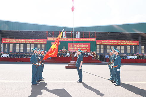 Thiếu tướng Lâm Quang Đại - Chính ủy Quân chủng  Phòng không - Không quân trao Quân kỳ Quyết thắng cho Trung đoàn 915.
