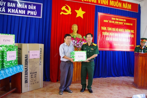 Tặng quà cho Trường THCS Cao Văn Bé.