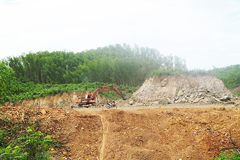 Một điểm khai thác đất lén lút tại xã Sông Cầu.