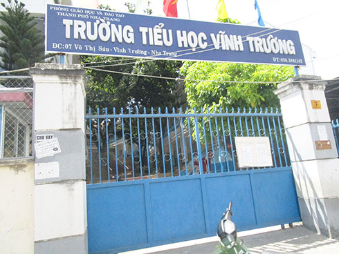 Cổng trường thành điểm rao vặt