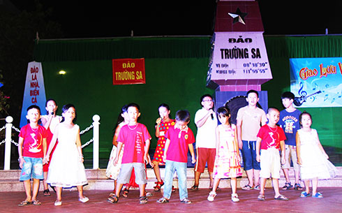 Trẻ em Trường Sa múa hát dưới cột mốc chủ quyền.
