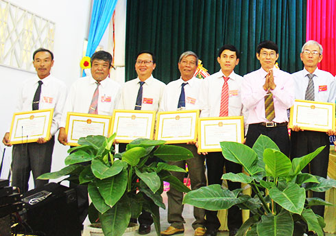 UBND huyện Diên Khánh tặng giấy khen cho dòng họ hiếu học  tại Đại hội Hội Khuyến học huyện nhiệm kỳ 2018 - 2023.