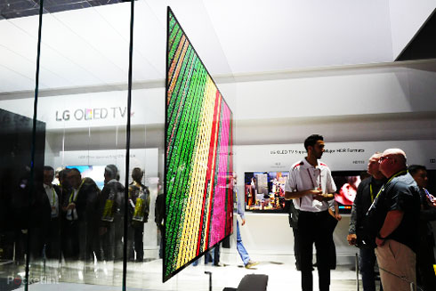 TV OLED với vai trò trang trí và rạp hát tại gia