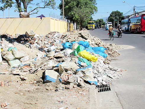 Lòng đường đầy rác, xà bần