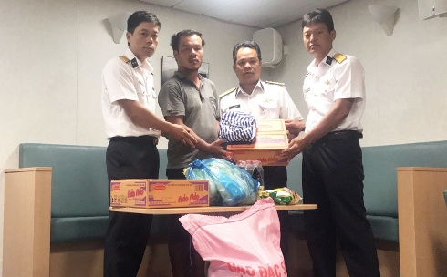 Cứu thành công 6 ngư dân bị chìm tàu ở Trường Sa