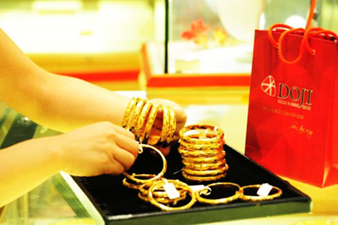 Giá vàng xuống mức thấp nhất trong một năm