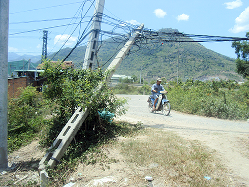 Trụ viễn thông bị ngã ra đường