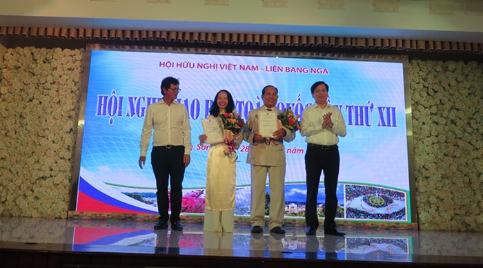 Nguyen Hanh An (second from left) receiving first prize (Photo: TL)
