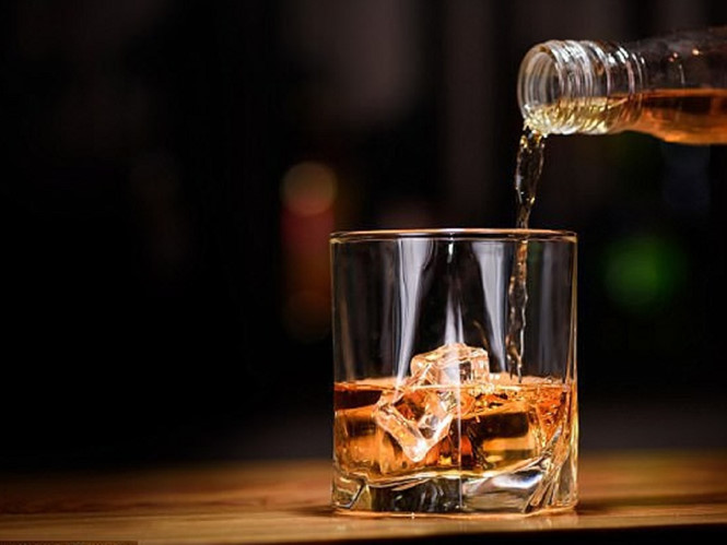 Uống rượu sau tuổi 40 sẽ khiến cơ thể tích tụ mỡ thừa nhiều hơn SHUTTERSTOCK