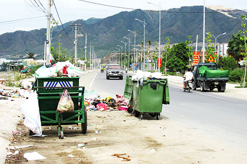 Xe thu gom rác gây cản trở giao thông