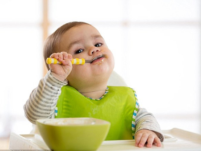 Việc bố mẹ có ép con ăn hay không có thể không ảnh hưởng gì đến cân nặng và sự phát triển của trẻ SHUTTERSTOCK