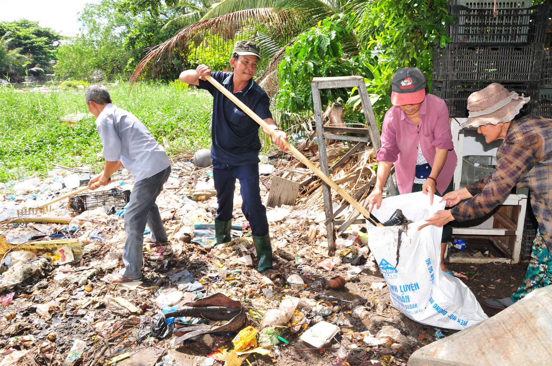Người dân tham gia dọn rác thải dọc sông Kim Bồng
