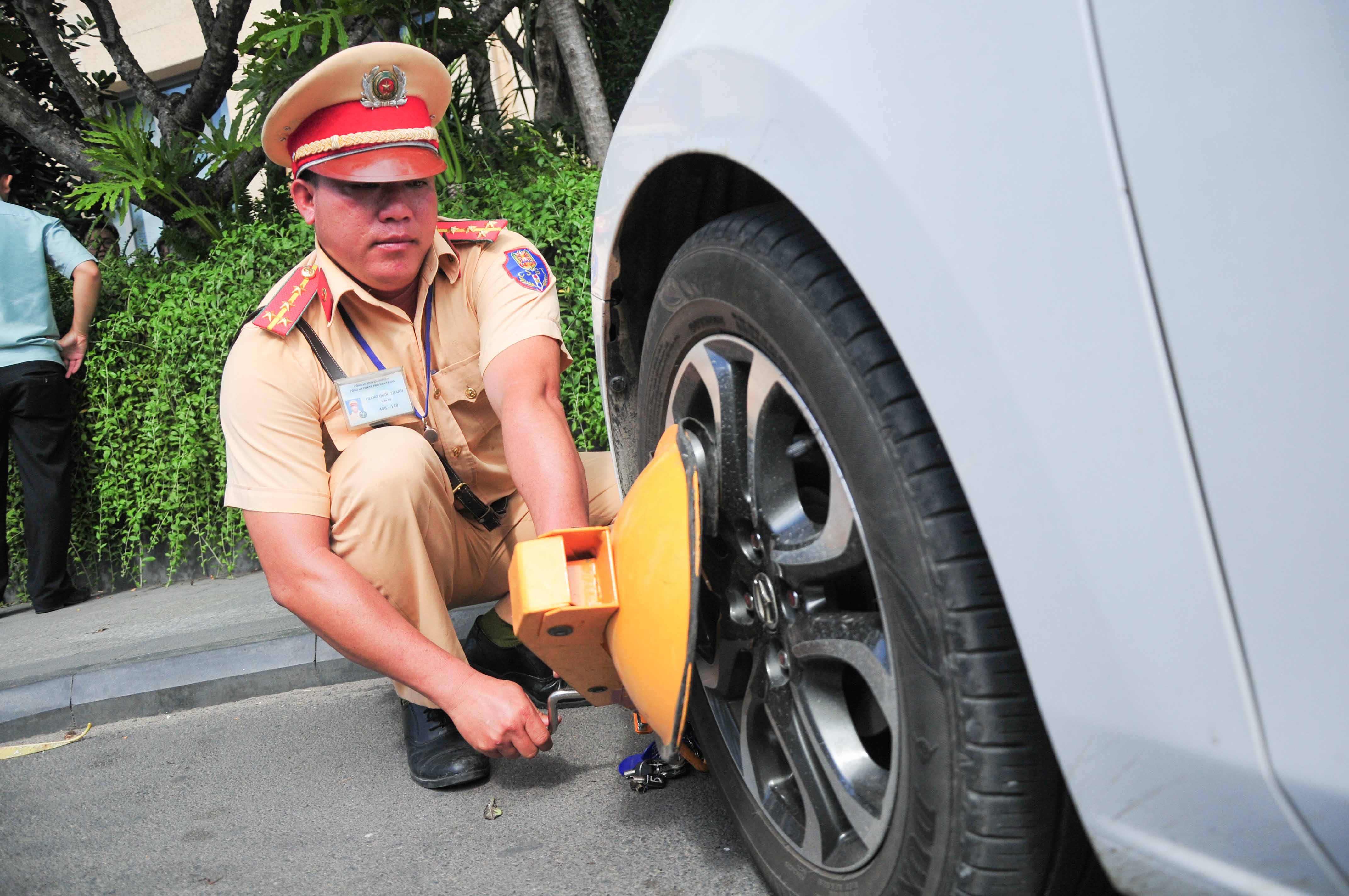 Từ khóa bánh ô tô, nghĩ đến hình thức phạt nguội