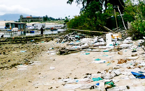 Lồng bè nuôi thủy sản gây ô nhiễm đầm Thủy Triều