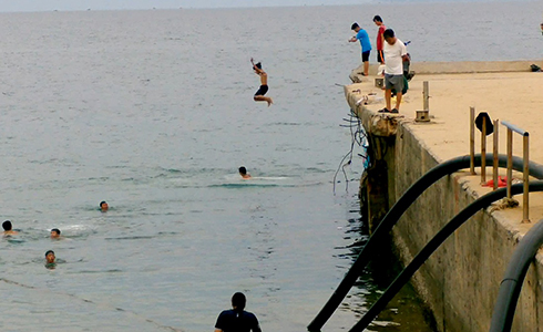 Nguy hiểm cảnh trẻ em nhảy cầu cảng tắm biển