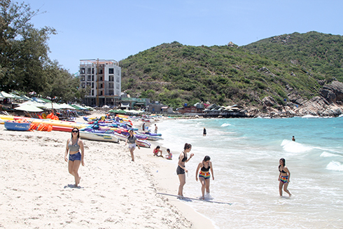 Cam Ranh: Tăng cường quản lý kinh doanh dịch vụ khu vực biển đảo