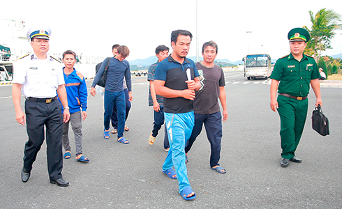 Đưa 6 ngư dân bị nạn ở Trường Sa vào bờ an toàn